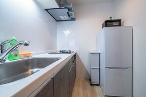 Réfrigérateur, micro-ondes, plaque de cuisson, bouilloire électrique
