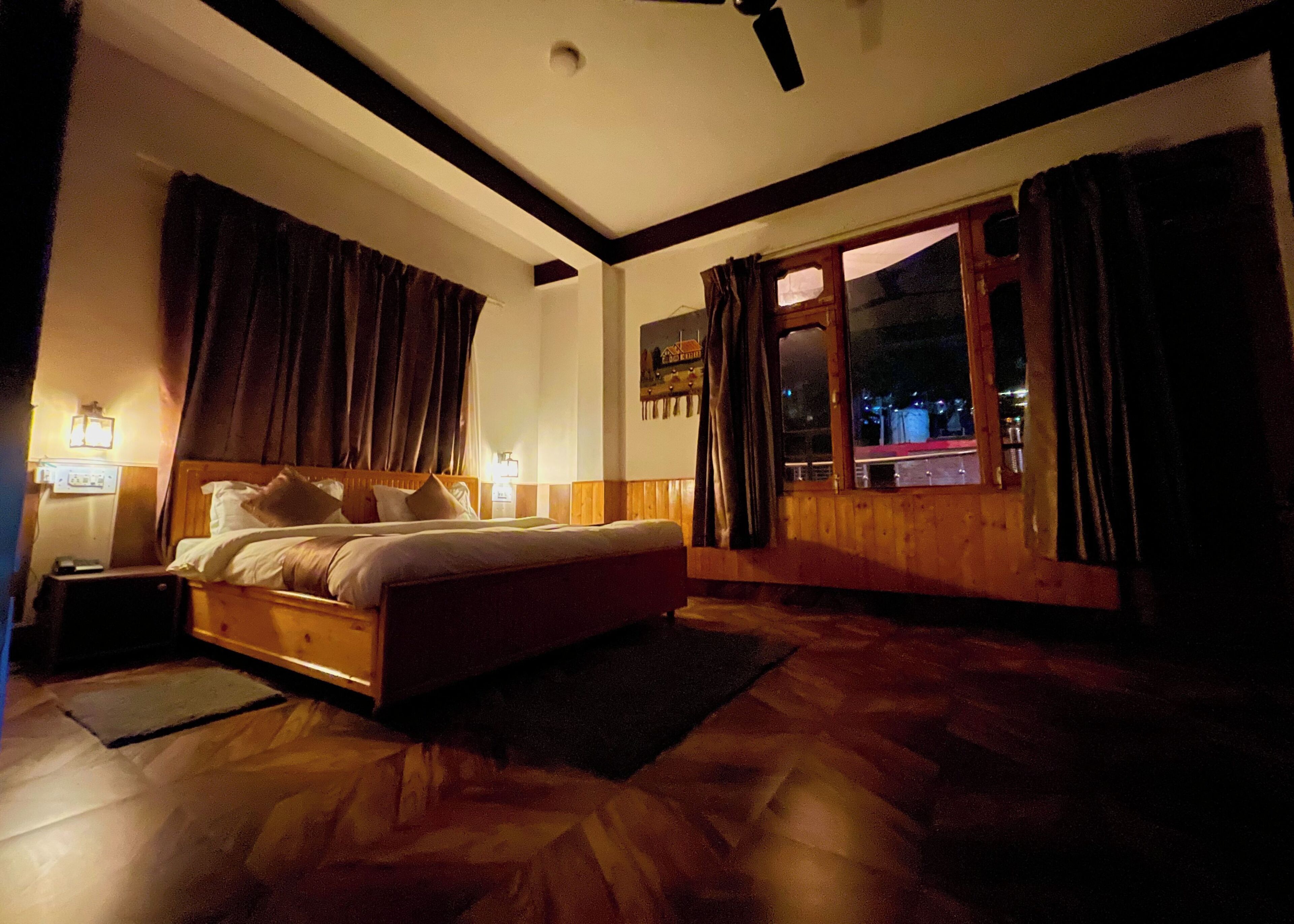 Luxury Room, Balcony | Laptop workspace, free WiFi