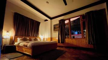 Luxury Room, Balcony | Laptop workspace, free WiFi