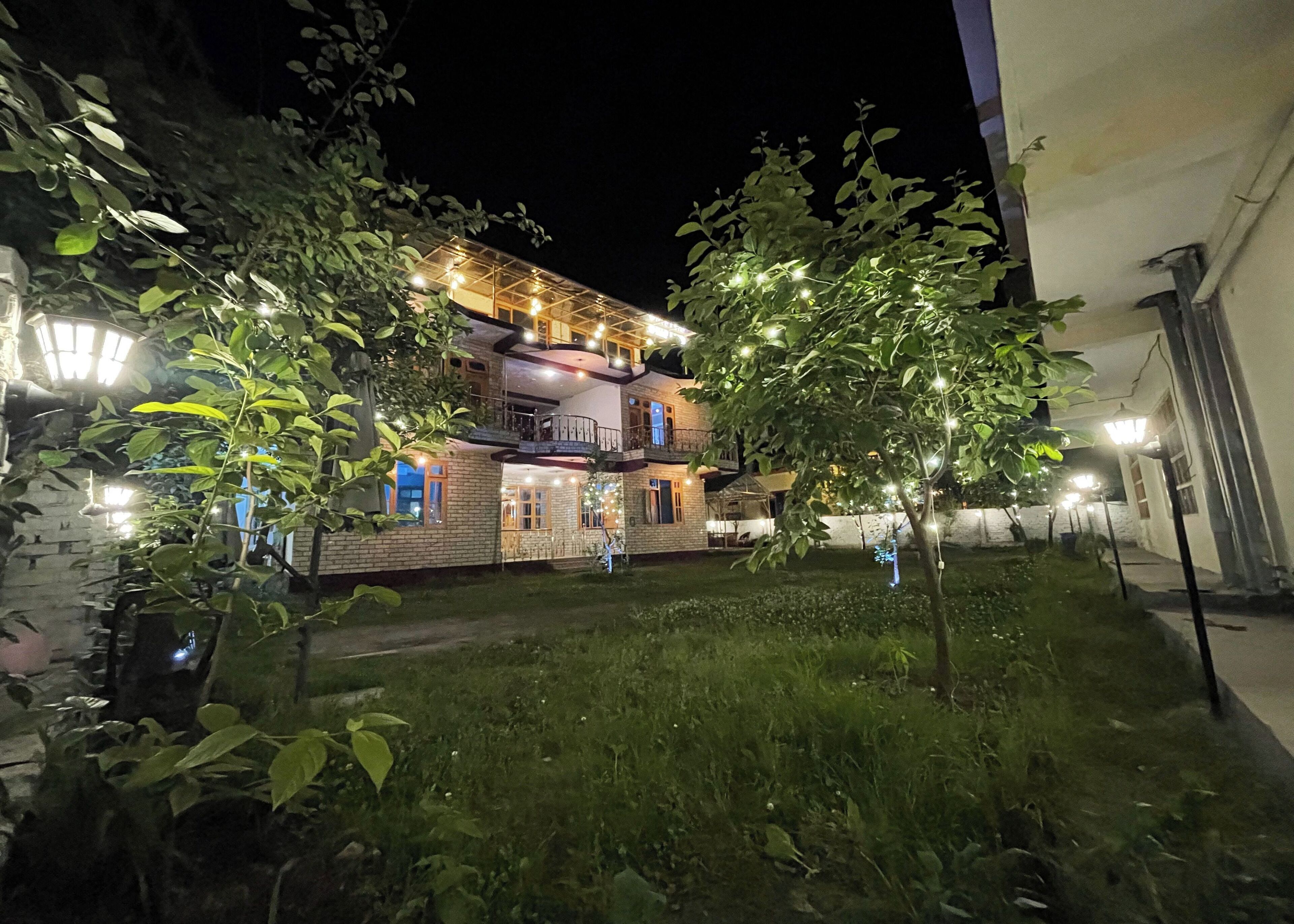 Ein zweistöckiges Gebäude mit Balkon und überdachtem Außenbereich.