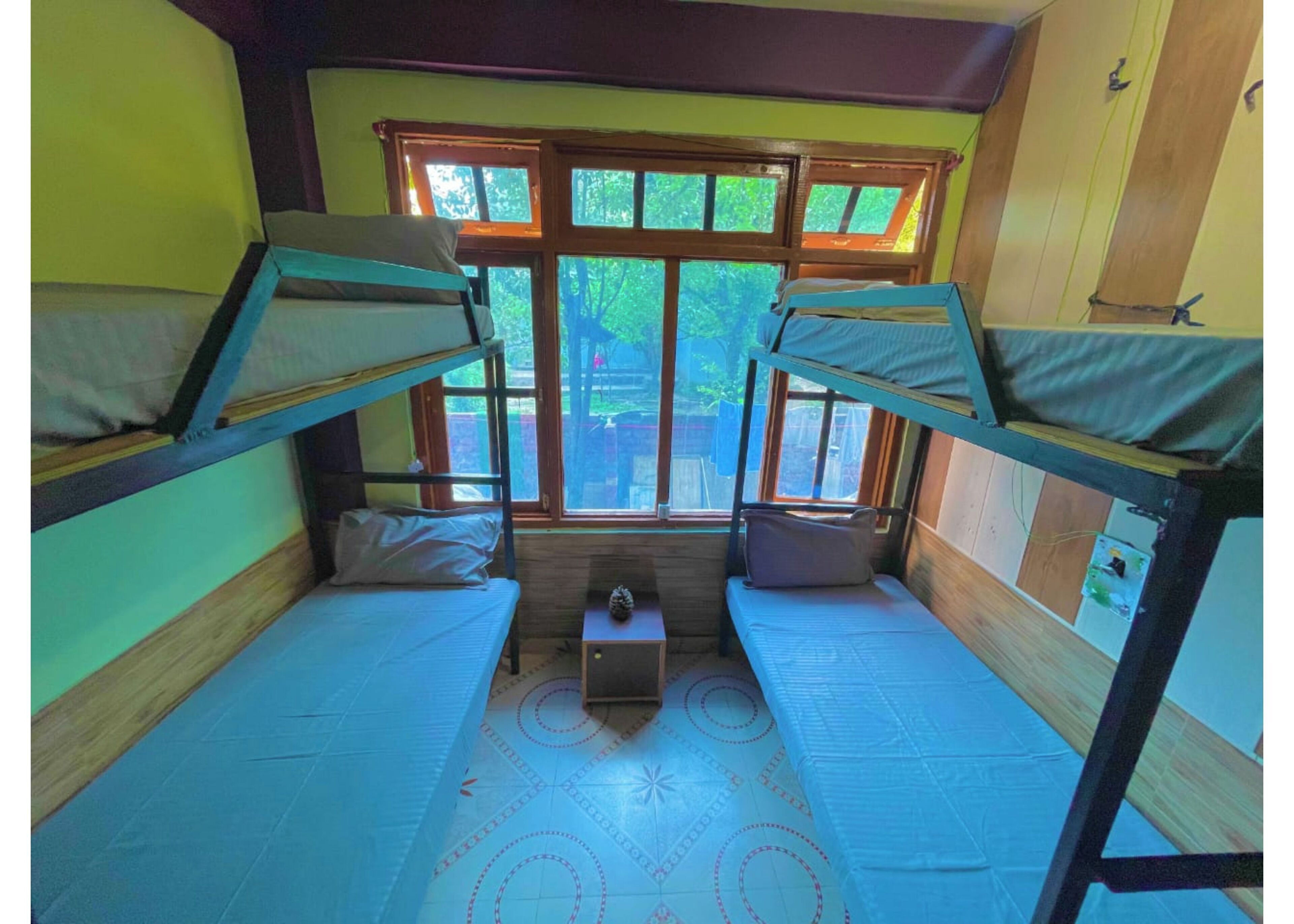 Asrama Umum Ekonomi | Ruang kerja ramah laptop dan Wi-Fi gratis