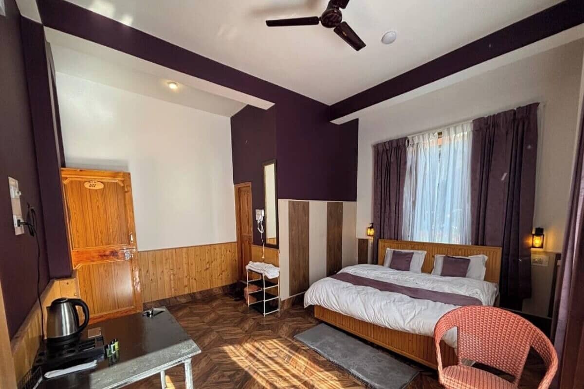Luxury Room, Mountain View | Laptop workspace, free WiFi