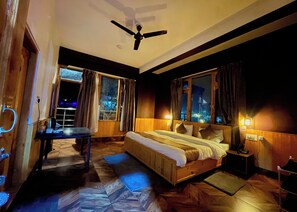 Phòng Premium, ban công | Khu vực làm việc phù hợp cho laptop 