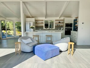 Frigorífico, microondas, horno y lavavajillas