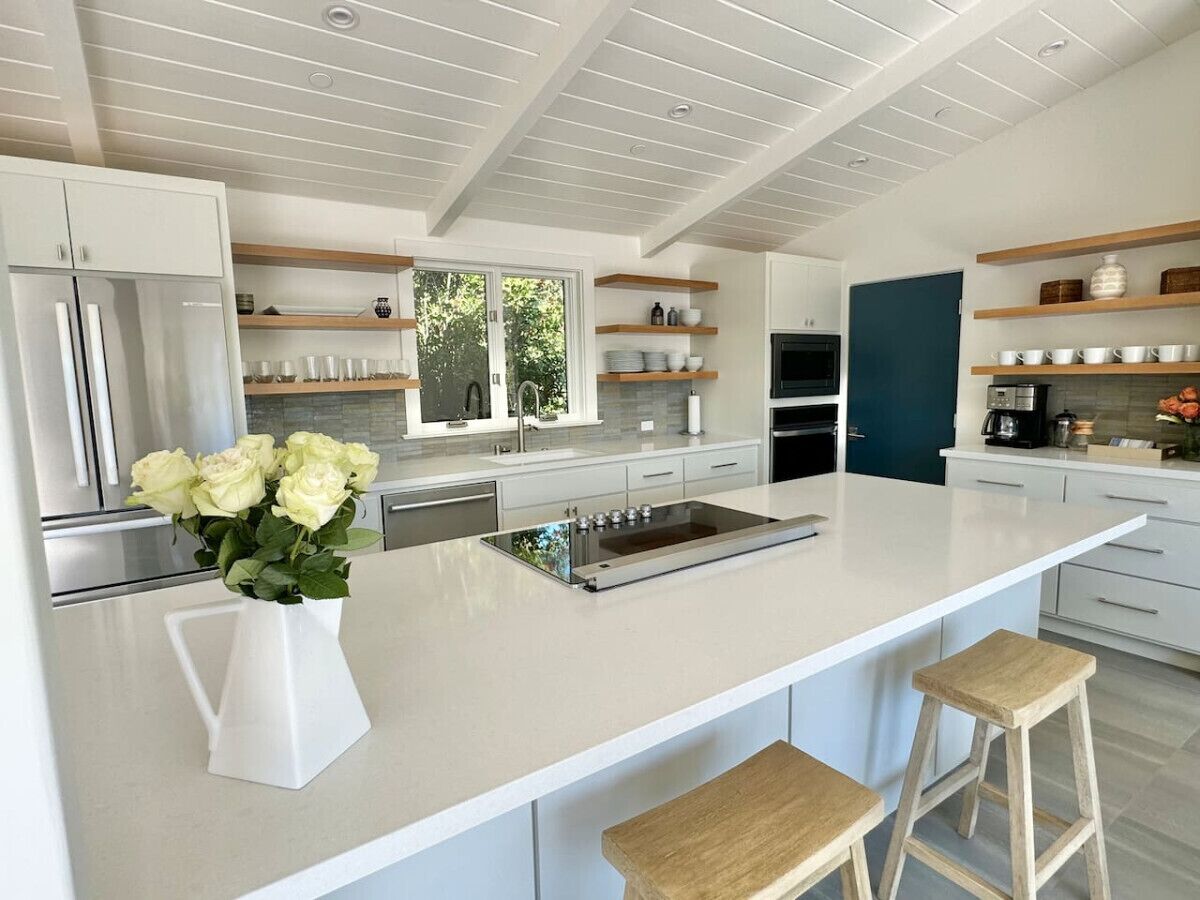 Kylskåp, mikrovågsugn, ugn och diskmaskin