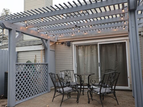 Charming and Trendy 2-bedroom condo for shopping and entertainments.