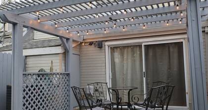 Charming and Trendy 2-bedroom condo for shopping and entertainments.