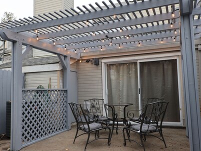 Charming and Trendy 2-bedroom condo for shopping and entertainments.