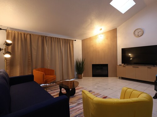 Charming and Trendy 2-bedroom condo for shopping and entertainments.