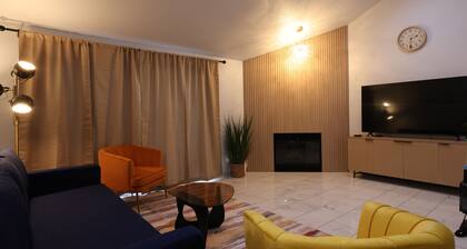 Charming and Trendy 2-bedroom condo for shopping and entertainments.