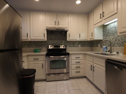 Charming and Trendy 2-bedroom condo for shopping and entertainments.