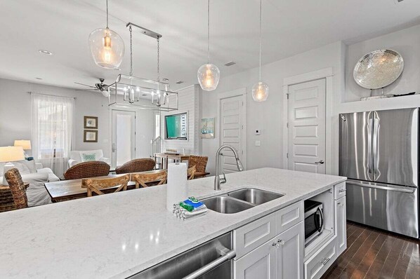 Réfrigérateur, four à micro-ondes, un four, surface de cuisson