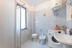Douche, sèche-cheveux