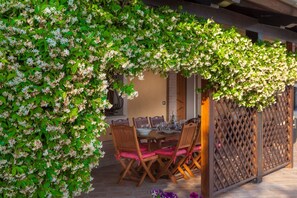 تناول الطعام بالخارج