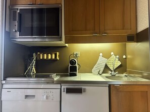 Réfrigérateur, micro-ondes, four, lave-vaisselle