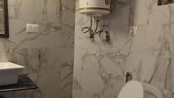 Deluxe Double Room | Bathroom