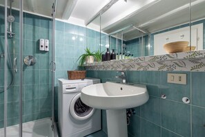 Shower, hair dryer, bidet, towels