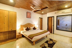 Superior Room | Free WiFi - Royal Resort (Mahabaleshwar)