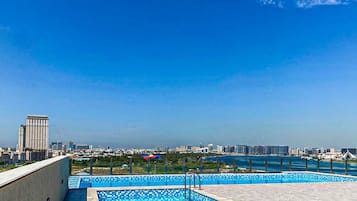 2 hồ bơi ngoài trời