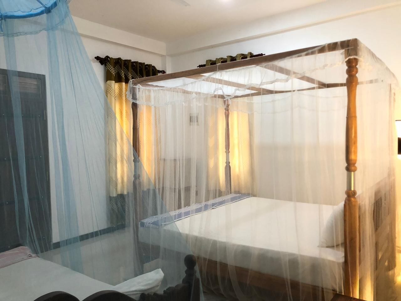 Familiehytte | Skrivebord, arbejdsområde til bærbare computere, lydisolering