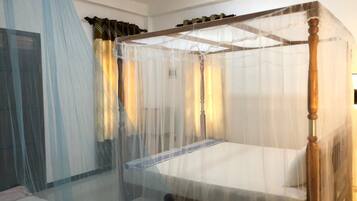 Familiehytte | Skrivebord, arbejdsområde til bærbare computere, lydisolering