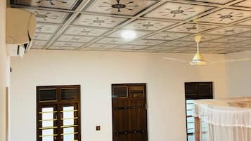 Cabin Superior, quang cảnh vườn | Bàn, khu vực làm việc phù hợp cho laptop, phòng cách âm