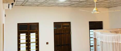 高级小屋, 花园景观 | 办公桌、笔记本电脑工作区、隔音、免费 WiFi