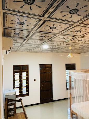 Escritorio y espacio para trabajar con laptop . Calm Garden Cabanas