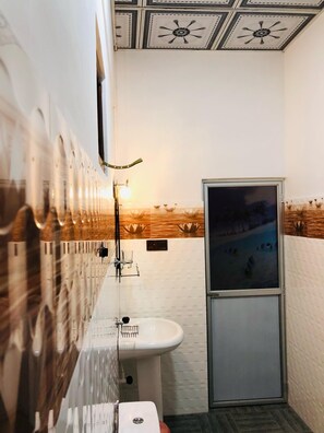 Superior Cabin, Garden View | Bathroom | Shower, bidet, towels, soap