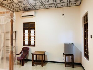 Cabana superior, vista para o jardim | Escrivaninha, espaço de trabalho para notebook, quartos à prova de som