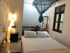 Cabin dành cho gia đình | 1 phòng ngủ, bàn, khu vực làm việc phù hợp cho laptop, phòng cách âm