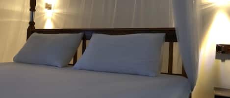 Meja kerja, ruang kerja ramah laptop, kedap suara, dan Wi-Fi gratis