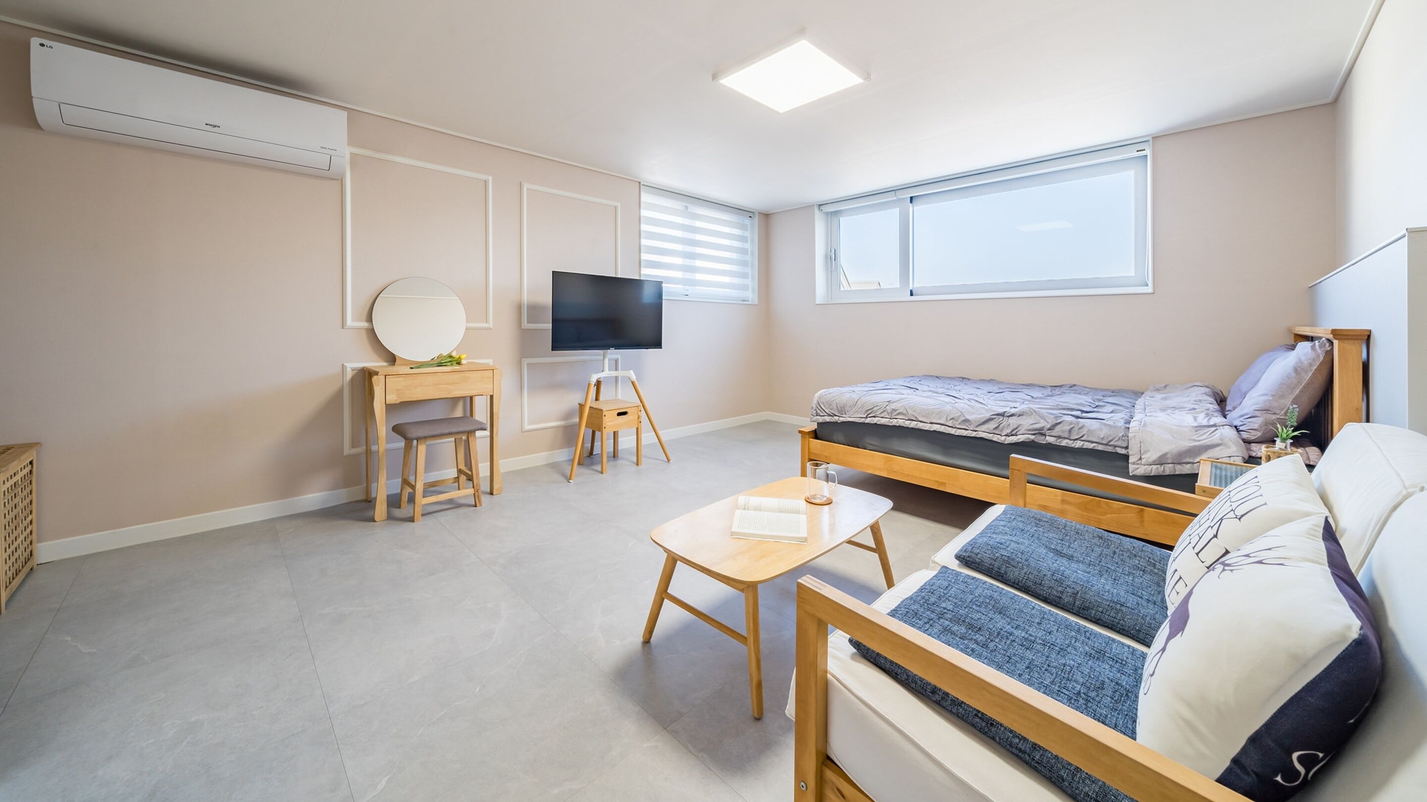 Una habitación pequeña con cama, escritorio, silla, televisor y ventana.