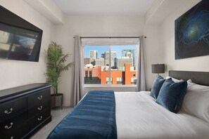 2 chambres, bureau, fer et planche à repasser, lit de bébé portatif