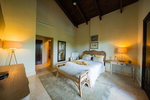 6 bedrooms, WiFi, bed sheets - Large ocean view property with golf cart, full staff, heated pool and jacuzzi (Punta Cana)