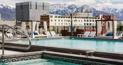Gorgeous 2BD/2BA Pool/Gym/Htub near Convention Ctr