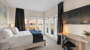 2 dormitorios, escritorio, tabla de planchar con plancha y cuna de viaje