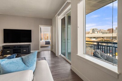 Gorgeous 2BD/2BA Pool/Gym/Htub near Convention Ctr