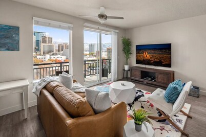 Stunning 1BD Pool/Htub/Gym Near Convention Centre