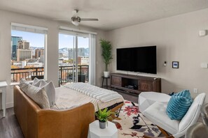 1 slaapkamer, een bureau, een strijkplank/strijkijzer, reisbedje