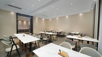 Daily buffet breakfast (CNY 29 per person)