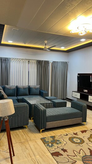 Family Suite, Balcony, Mountain View | Ruang tamu | Pencetak