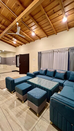 Family Suite, Balcony, Mountain View | Ruang tamu | Pencetak