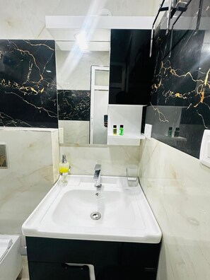 Baignoire et douche séparées, serviettes fournies, savon, shampooing