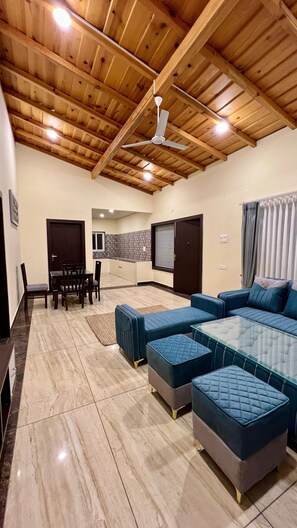 Suite familiale, balcon, vue sur la montagne | Aire de séjour | Imprimante