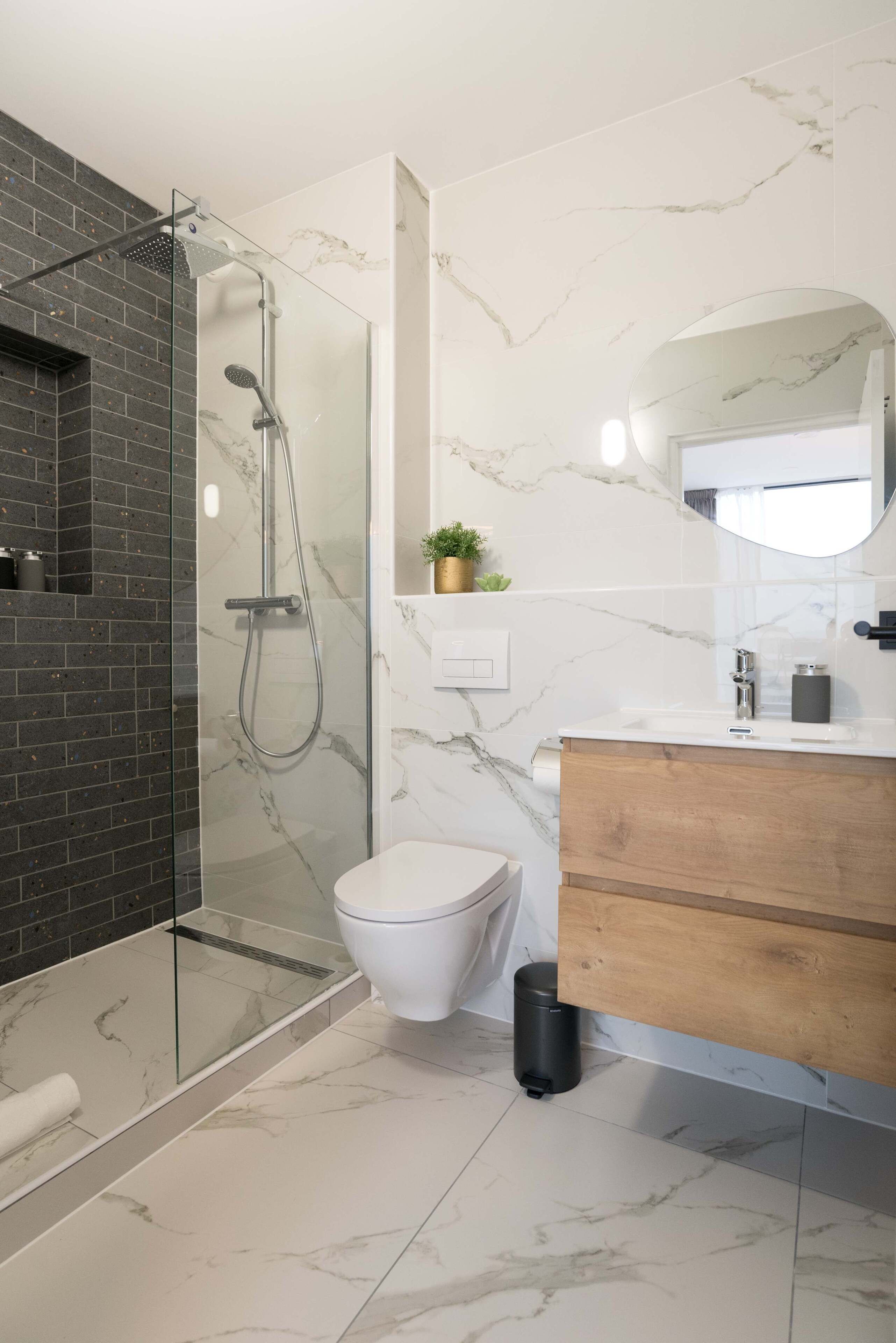 Een douche, een haardroger, handdoeken