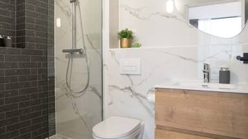 Een douche, een haardroger, handdoeken