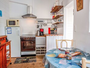 Fridge, microwave, dishwasher, cookware/dishes/utensils