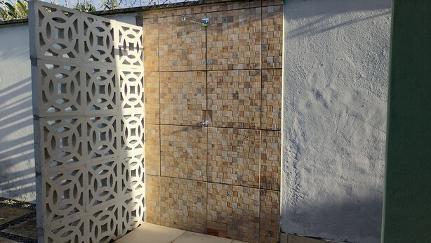 Un mur agrémenté d’un panneau décoratif et d’une section recouverte de carreaux.
