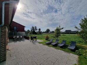 Outdoor dining - 2 separate holiday apartments, one holiday home (Hasselberg)